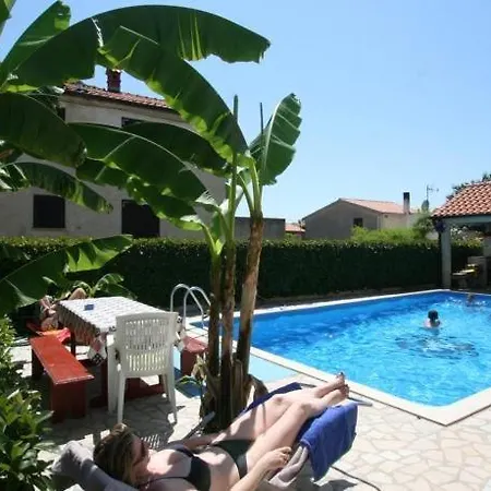 Konukevi In With Terrace, Air Conditioning, Wifi 3488-8 Medulin